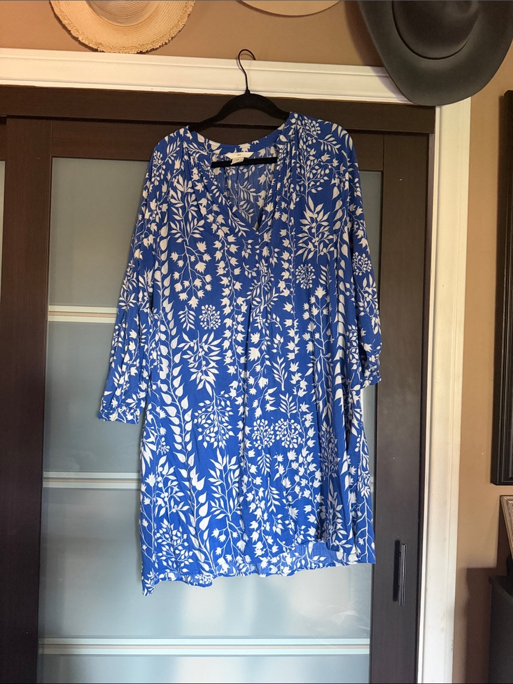 H&M Women's Blue and White Floral V-Neck Dress